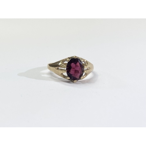 77 - A BEAUTIFUL 9CT YELLOW GOLD GARNET SOLITAIRE RING, oval cut garnet in ten prong claw setting with ta... 