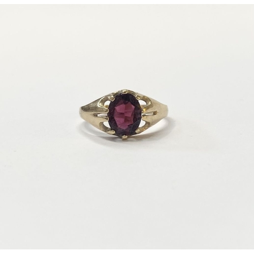 77 - A BEAUTIFUL 9CT YELLOW GOLD GARNET SOLITAIRE RING, oval cut garnet in ten prong claw setting with ta... 