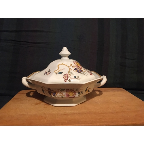 101 - A LARGE WEDGEWOOD ‘DEVON ROSE’ GEORGETOWN COLLECTION, to include a large octagonal rectangular platt... 