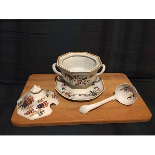 101 - A LARGE WEDGEWOOD ‘DEVON ROSE’ GEORGETOWN COLLECTION, to include a large octagonal rectangular platt... 