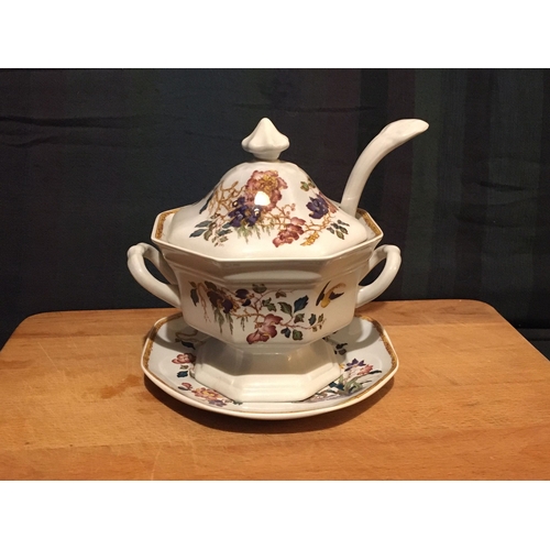 101 - A LARGE WEDGEWOOD ‘DEVON ROSE’ GEORGETOWN COLLECTION, to include a large octagonal rectangular platt... 