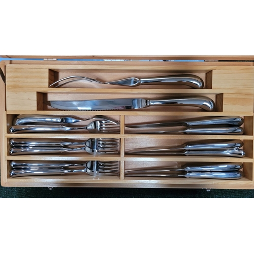 127 - A CASED NEWBRIDGE HOME CUISINE SET: 14 PIECE STEAK CARVING SET, includes carving knife & fork, along... 