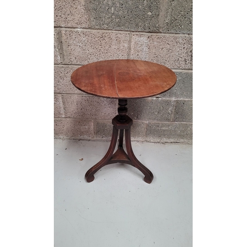 108 - A GEORGIAN LATE 18TH / EARLY 19TH CENTURY TIP UP WINE / OCCASSIONAL TABLE, with a circular table top... 