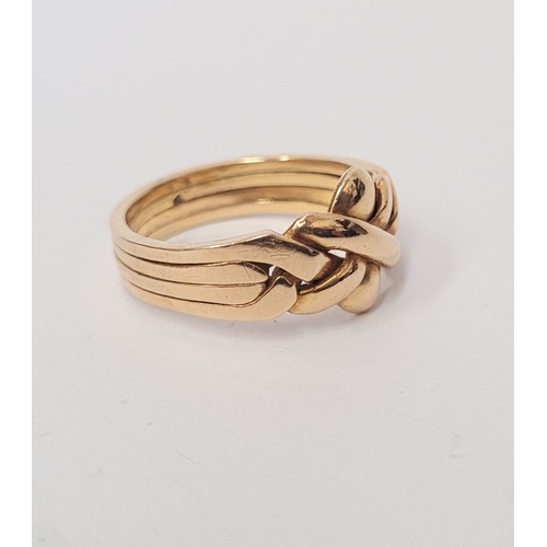 121 - AN 18CT YELLOW GOLD KNOT RING, Ring size: M ½