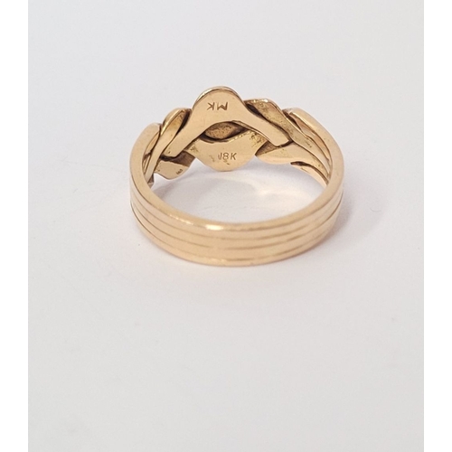 121 - AN 18CT YELLOW GOLD KNOT RING, Ring size: M ½