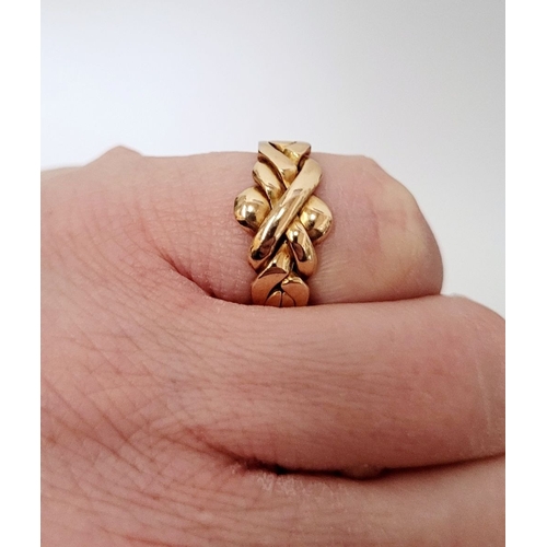 121 - AN 18CT YELLOW GOLD KNOT RING, Ring size: M ½