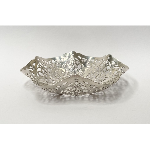 127 - AN EXCELLENT IRISH SILVER BONBON DISH, by T Weir & Sons, Wicklow Street, Dublin c.1990. The fluted b... 