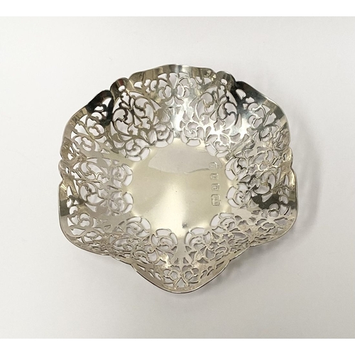 127 - AN EXCELLENT IRISH SILVER BONBON DISH, by T Weir & Sons, Wicklow Street, Dublin c.1990. The fluted b... 