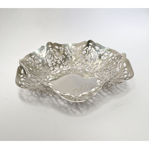 127 - AN EXCELLENT IRISH SILVER BONBON DISH, by T Weir & Sons, Wicklow Street, Dublin c.1990. The fluted b... 