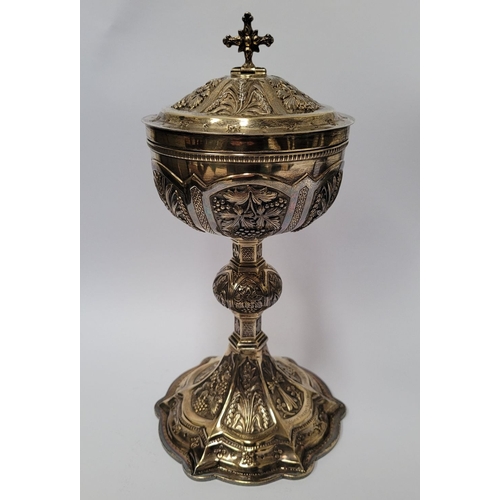 139 - AN IRISH EARLY 20TH CENTURY SILVER GILT CIBORIUM BY JOHN SMYTH, decorated all over with symbols of h... 