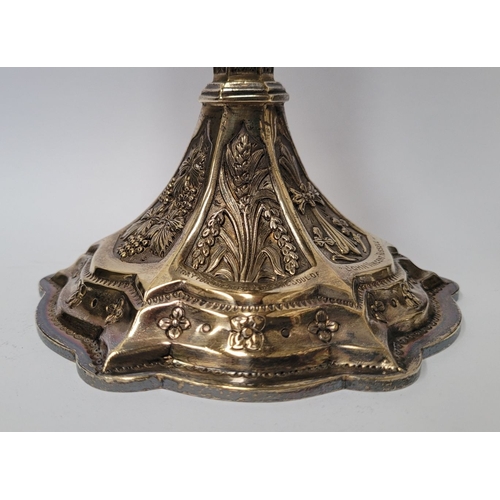 139 - AN IRISH EARLY 20TH CENTURY SILVER GILT CIBORIUM BY JOHN SMYTH, decorated all over with symbols of h... 