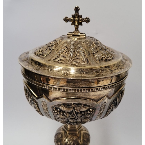 139 - AN IRISH EARLY 20TH CENTURY SILVER GILT CIBORIUM BY JOHN SMYTH, decorated all over with symbols of h... 