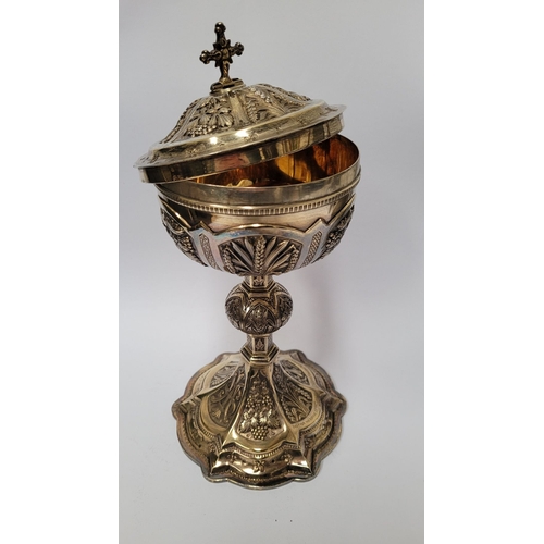 139 - AN IRISH EARLY 20TH CENTURY SILVER GILT CIBORIUM BY JOHN SMYTH, decorated all over with symbols of h... 