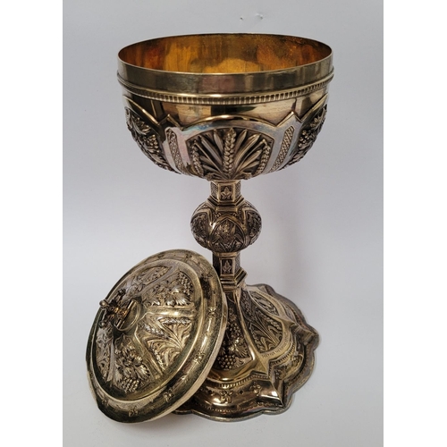 139 - AN IRISH EARLY 20TH CENTURY SILVER GILT CIBORIUM BY JOHN SMYTH, decorated all over with symbols of h... 