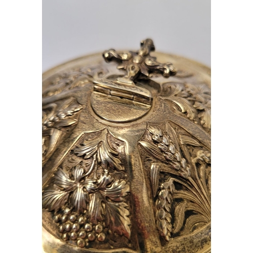 139 - AN IRISH EARLY 20TH CENTURY SILVER GILT CIBORIUM BY JOHN SMYTH, decorated all over with symbols of h... 