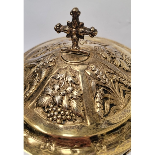 139 - AN IRISH EARLY 20TH CENTURY SILVER GILT CIBORIUM BY JOHN SMYTH, decorated all over with symbols of h... 