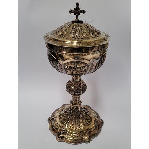 139 - AN IRISH EARLY 20TH CENTURY SILVER GILT CIBORIUM BY JOHN SMYTH, decorated all over with symbols of h... 