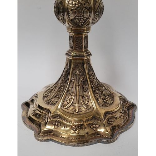 139 - AN IRISH EARLY 20TH CENTURY SILVER GILT CIBORIUM BY JOHN SMYTH, decorated all over with symbols of h... 