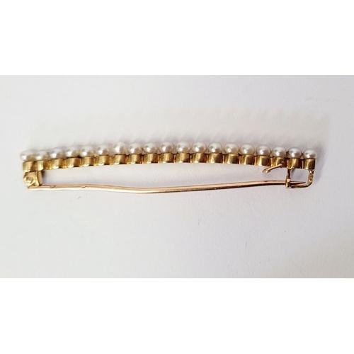 141 - A VINTAGE 18CT YELLOW GOLD & PEARL BAR BROOCH, 5cm long.