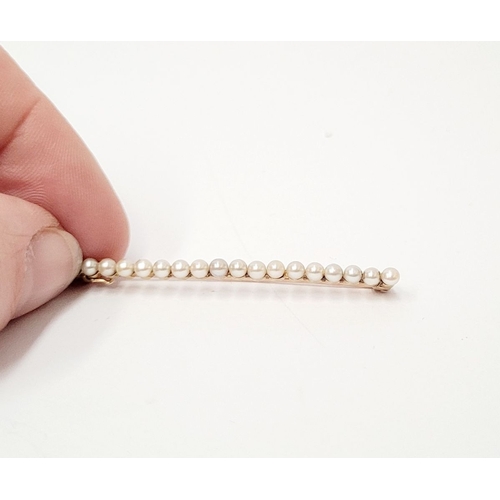 141 - A VINTAGE 18CT YELLOW GOLD & PEARL BAR BROOCH, 5cm long.