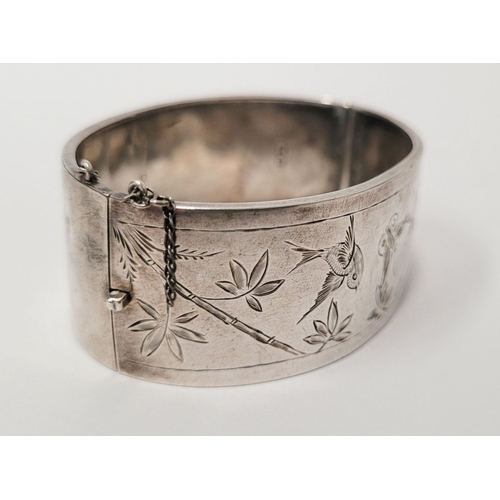 142 - A VERY FINE LATE 19TH AESTHETIC MOVEMENT SOLID SILVER BANGLE, Birmingham hallmark, dated 1884. Decor... 