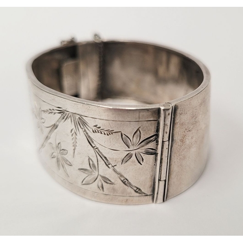 142 - A VERY FINE LATE 19TH AESTHETIC MOVEMENT SOLID SILVER BANGLE, Birmingham hallmark, dated 1884. Decor... 