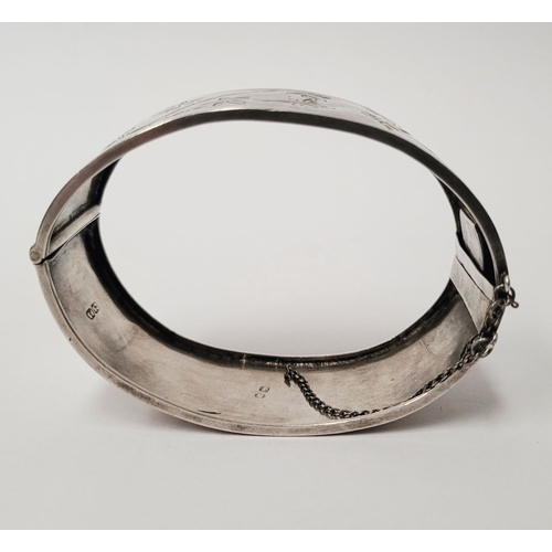 142 - A VERY FINE LATE 19TH AESTHETIC MOVEMENT SOLID SILVER BANGLE, Birmingham hallmark, dated 1884. Decor... 