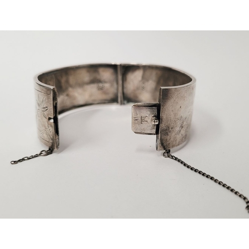 142 - A VERY FINE LATE 19TH AESTHETIC MOVEMENT SOLID SILVER BANGLE, Birmingham hallmark, dated 1884. Decor... 