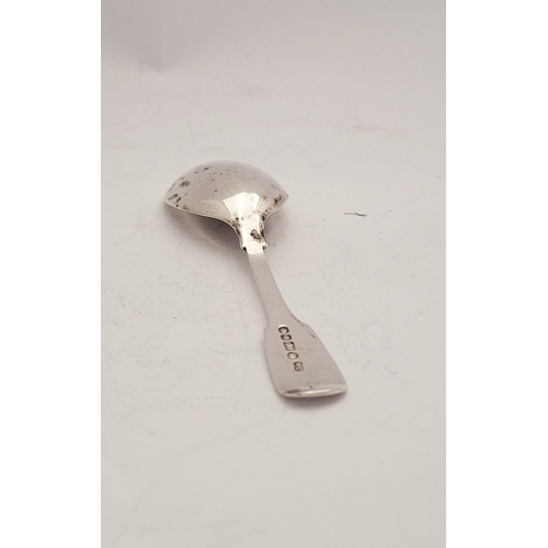 143 - AN EARLY 19TH CENTURY SILVER CADDY SPOON, of simple form, impressed with London hallmarks, date lett... 