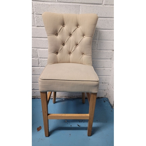 191 - A VERY GOOD QUALITY PAIR OF TALL KITCHEN ISLAND CHAIRS, with button back upholstered seats, raised o... 