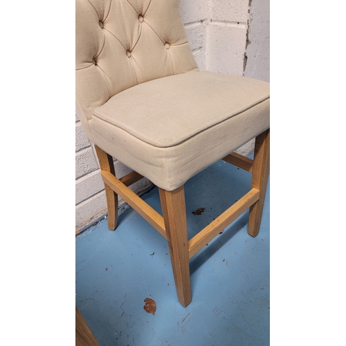 191 - A VERY GOOD QUALITY PAIR OF TALL KITCHEN ISLAND CHAIRS, with button back upholstered seats, raised o... 