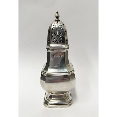 193 - AN EXCELLENT SILVER CASTER, by Selfridge & Co Ltd, Oxford Street, London c.1914. The top mounted wit... 