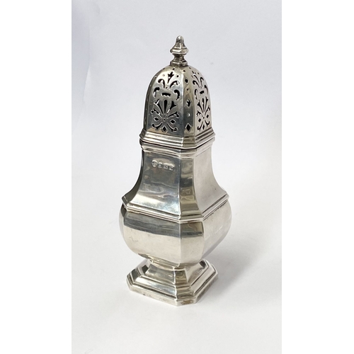 193 - AN EXCELLENT SILVER CASTER, by Selfridge & Co Ltd, Oxford Street, London c.1914. The top mounted wit... 