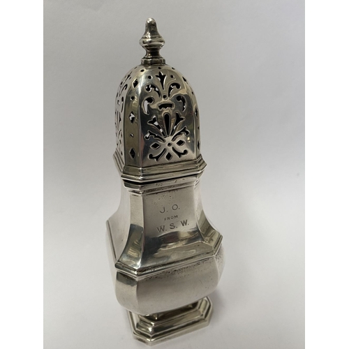 193 - AN EXCELLENT SILVER CASTER, by Selfridge & Co Ltd, Oxford Street, London c.1914. The top mounted wit... 