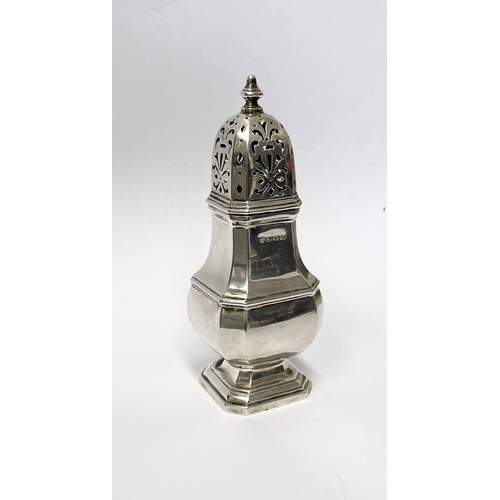 193 - AN EXCELLENT SILVER CASTER, by Selfridge & Co Ltd, Oxford Street, London c.1914. The top mounted wit... 