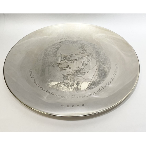 199 - A CASED IRISH SILVER EAMON DE VALERA COMMEMORATIVE PLATE, by Royal Irish Silver Co, Dublin 1973. Wit... 