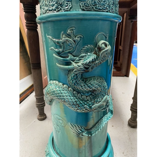 200 - AN EXCELLENT TURQUOISE GLAZED DRAGON UMBRELLA STAND, highly decorative piece with shaped rim above f... 