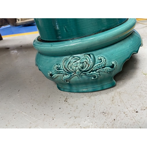 200 - AN EXCELLENT TURQUOISE GLAZED DRAGON UMBRELLA STAND, highly decorative piece with shaped rim above f... 