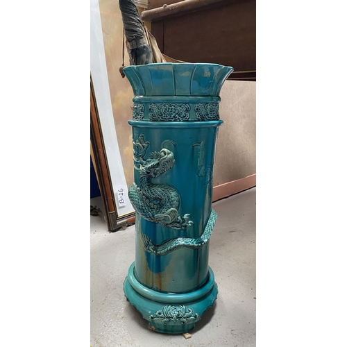 200 - AN EXCELLENT TURQUOISE GLAZED DRAGON UMBRELLA STAND, highly decorative piece with shaped rim above f... 