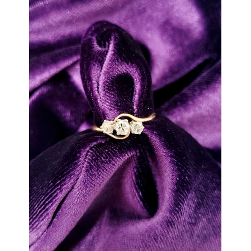 22 - A LOVELY 18CT YELLOW GOLD & PLATINUM THREE STONE DIAMOND TWIST RING, lovely bright diamonds in a twi... 