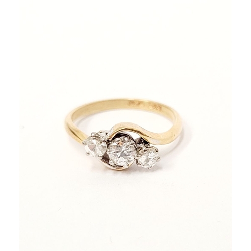 22 - A LOVELY 18CT YELLOW GOLD & PLATINUM THREE STONE DIAMOND TWIST RING, lovely bright diamonds in a twi... 