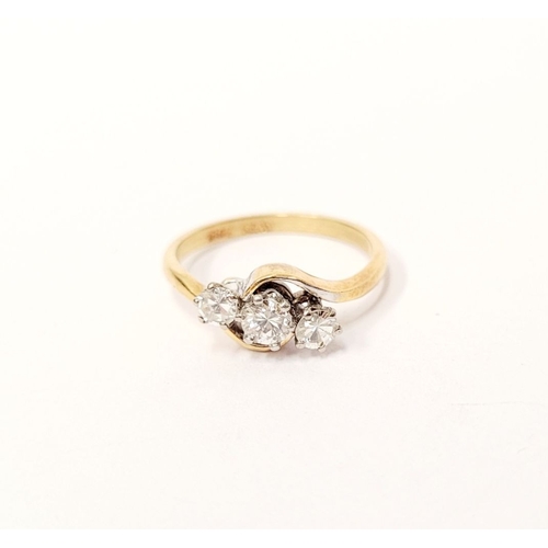 22 - A LOVELY 18CT YELLOW GOLD & PLATINUM THREE STONE DIAMOND TWIST RING, lovely bright diamonds in a twi... 