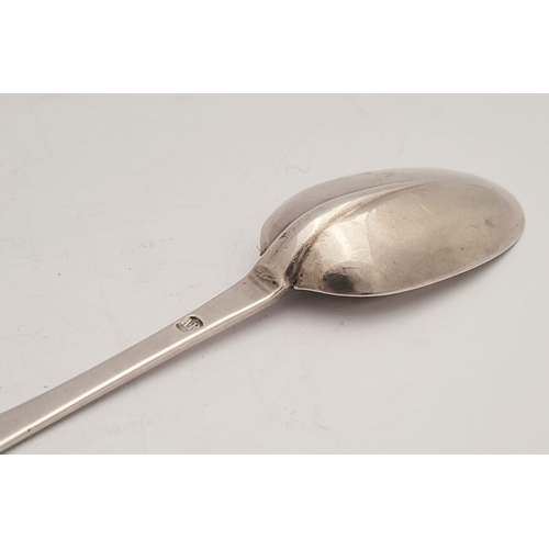 30 - A RARE WILLIAM III DOG NOSE RAT’S TAIL SPOON, circa 1700, engraved initials to the reverse of the ti... 