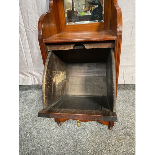 39 - AN EXCELLENT CARVED MAHOGANY COAL BOX/PURDONIUM, with carved gallery to top above shaped shelf, beve... 