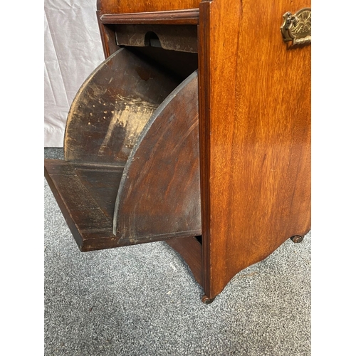 39 - AN EXCELLENT CARVED MAHOGANY COAL BOX/PURDONIUM, with carved gallery to top above shaped shelf, beve... 