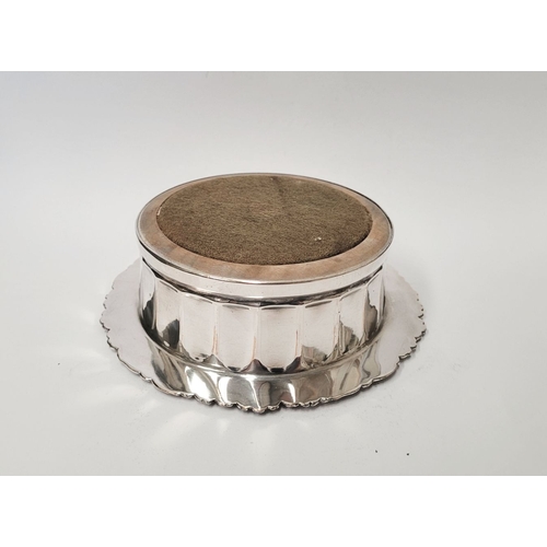 41 - A PAIR OF VERY GOOD MID 19TH CENTURY SHEFFIELD SILVER PLATED WINE BOTTLE COASTERS, each with shell &... 