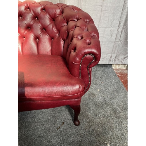 45 - AN EXCELLENT LEATHER CHESTERFIELD THREE SEATER COUCH, with deep red leather button back upholstery, ... 