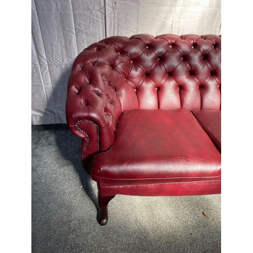 45 - AN EXCELLENT LEATHER CHESTERFIELD THREE SEATER COUCH, with deep red leather button back upholstery, ... 