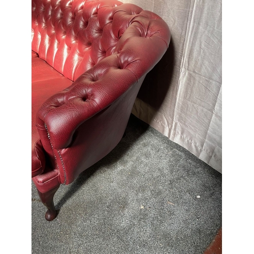 45 - AN EXCELLENT LEATHER CHESTERFIELD THREE SEATER COUCH, with deep red leather button back upholstery, ... 