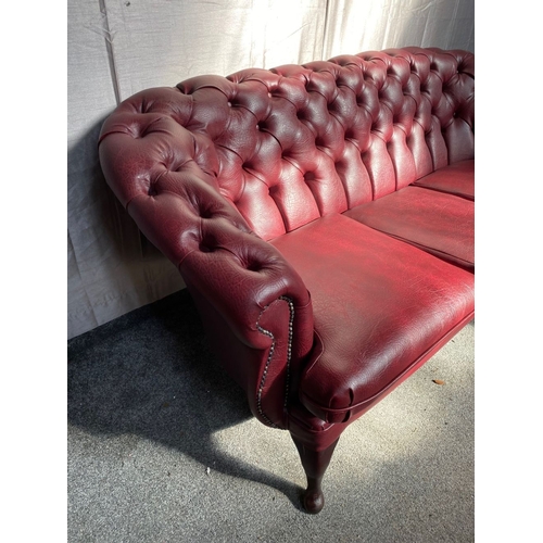 45 - AN EXCELLENT LEATHER CHESTERFIELD THREE SEATER COUCH, with deep red leather button back upholstery, ... 